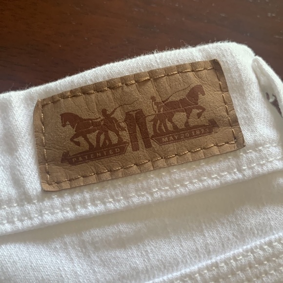 White Levi’s size 10 denim shorts 5-pocket 99% cotton 1% elastane - Picture 5 of 11